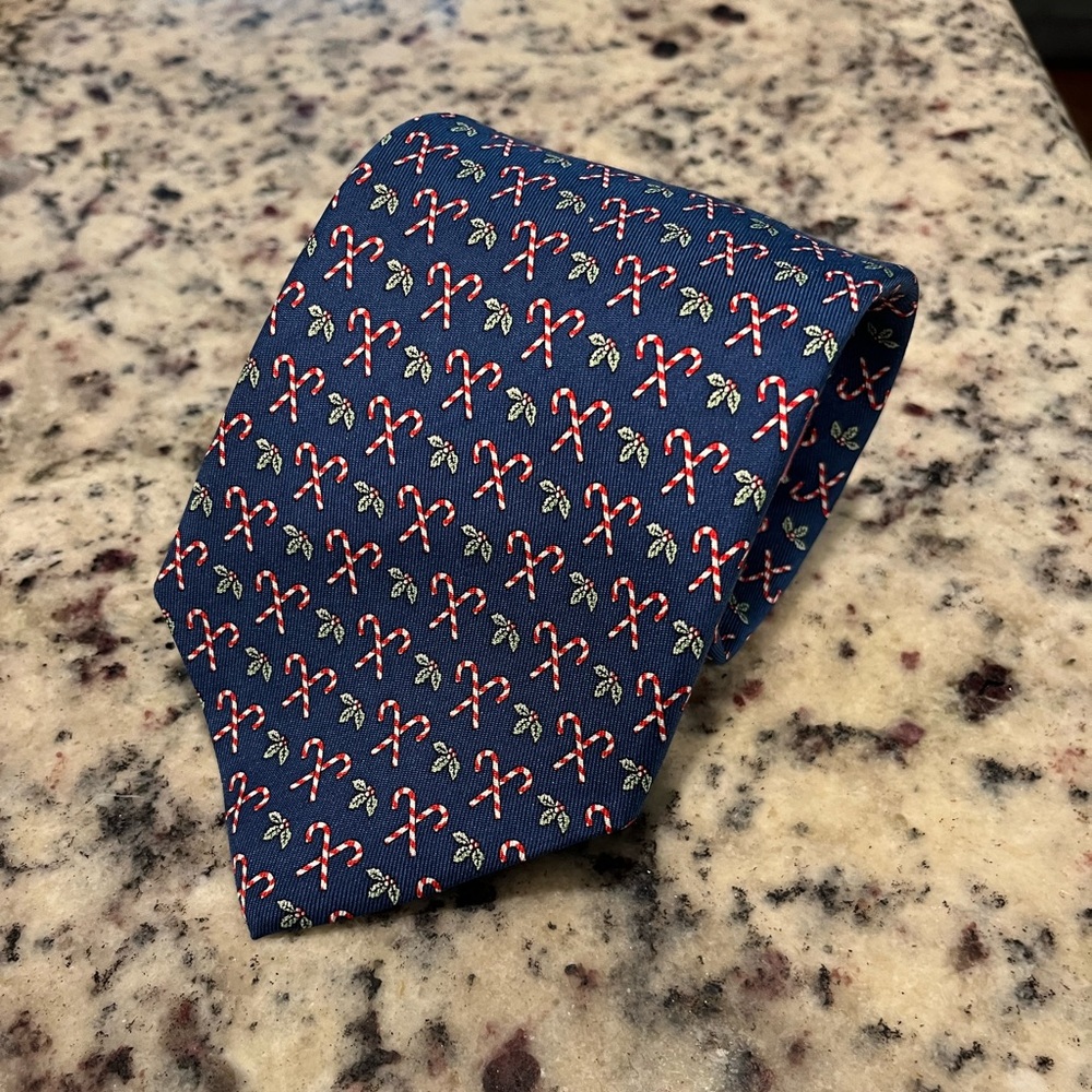 NWT vineyard vines candy cane handmade, 100% silk Christmas Tie. Blue.
